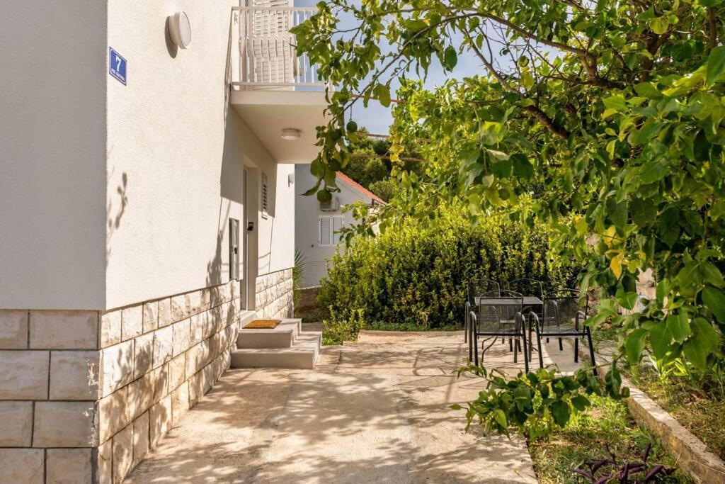Garden house Sutivan 6
