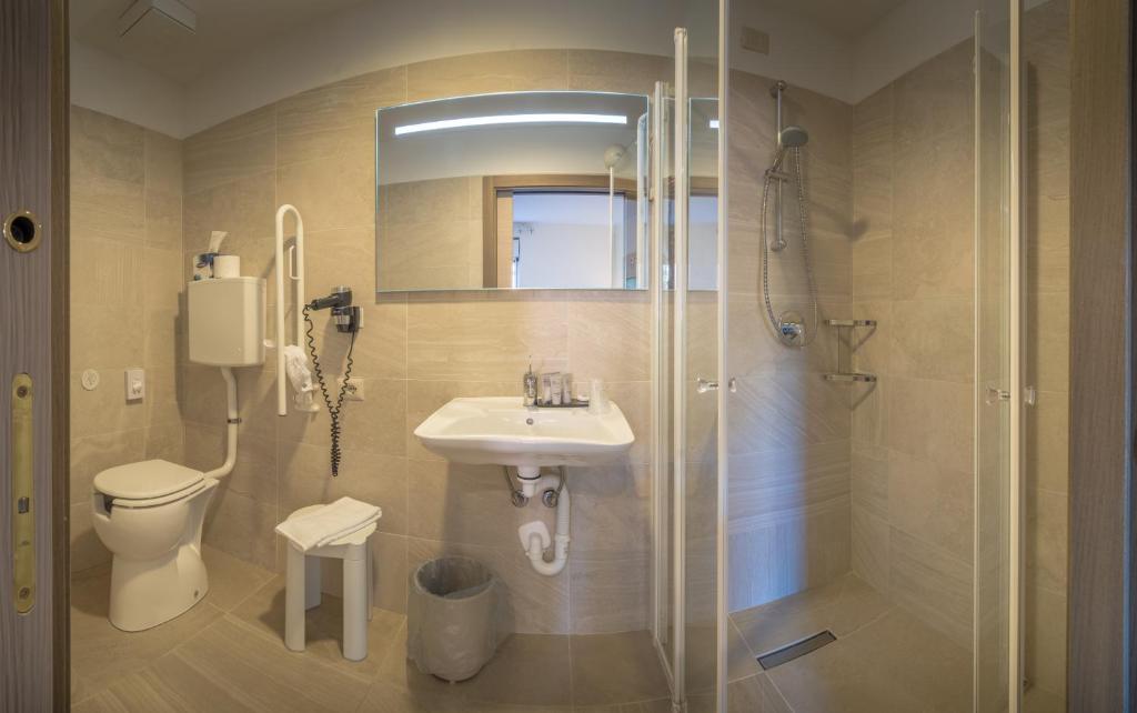 une salle de bain avec un lavabo, une douche et des toilettes dans l'établissement Hotel Capo Reamol, à Limone sul Garda 91 autres photos