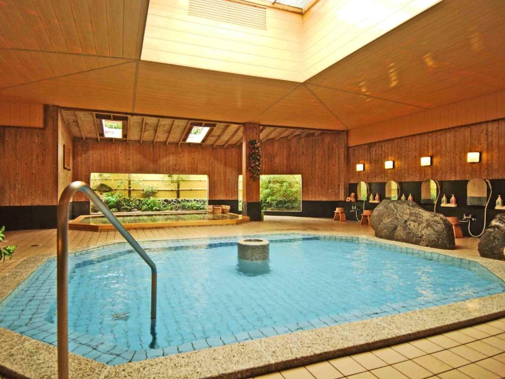 une grande piscine dans un grand bâtiment dans l'établissement Yoshiike Ryokan, à Hakone