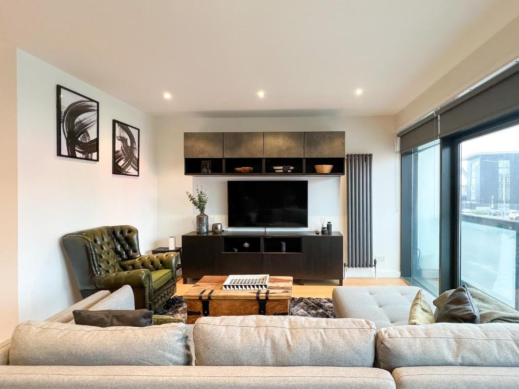Lovely 2 Bed Duplex Apartment with Hydro Views 1