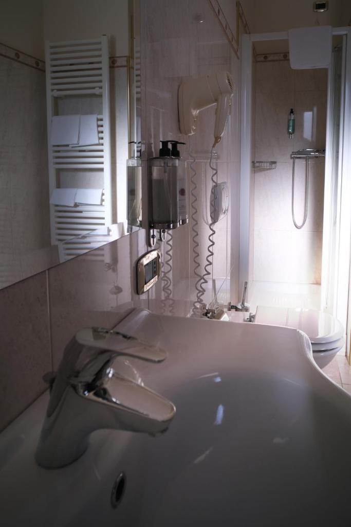 - une salle de bains blanche avec lavabo et téléphone dans l'établissement HOTEL CONCORDE, à SantʼEgidio alla Vibrata 55 autres photos