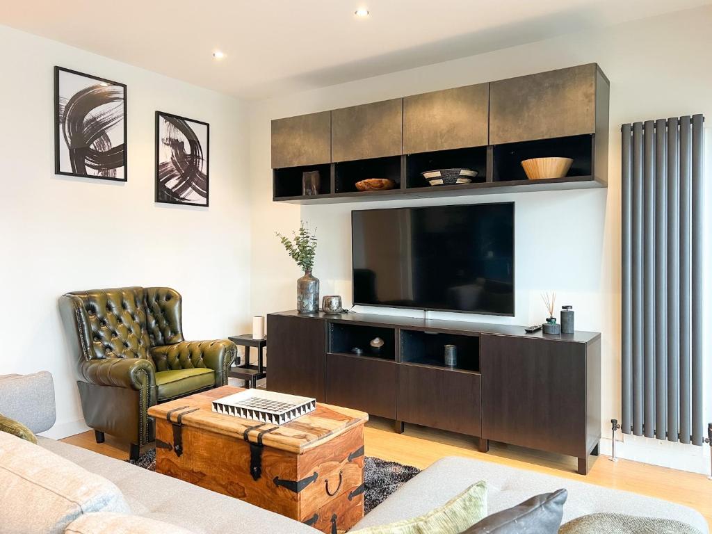 Lovely 2 Bed Duplex Apartment with Hydro Views 8