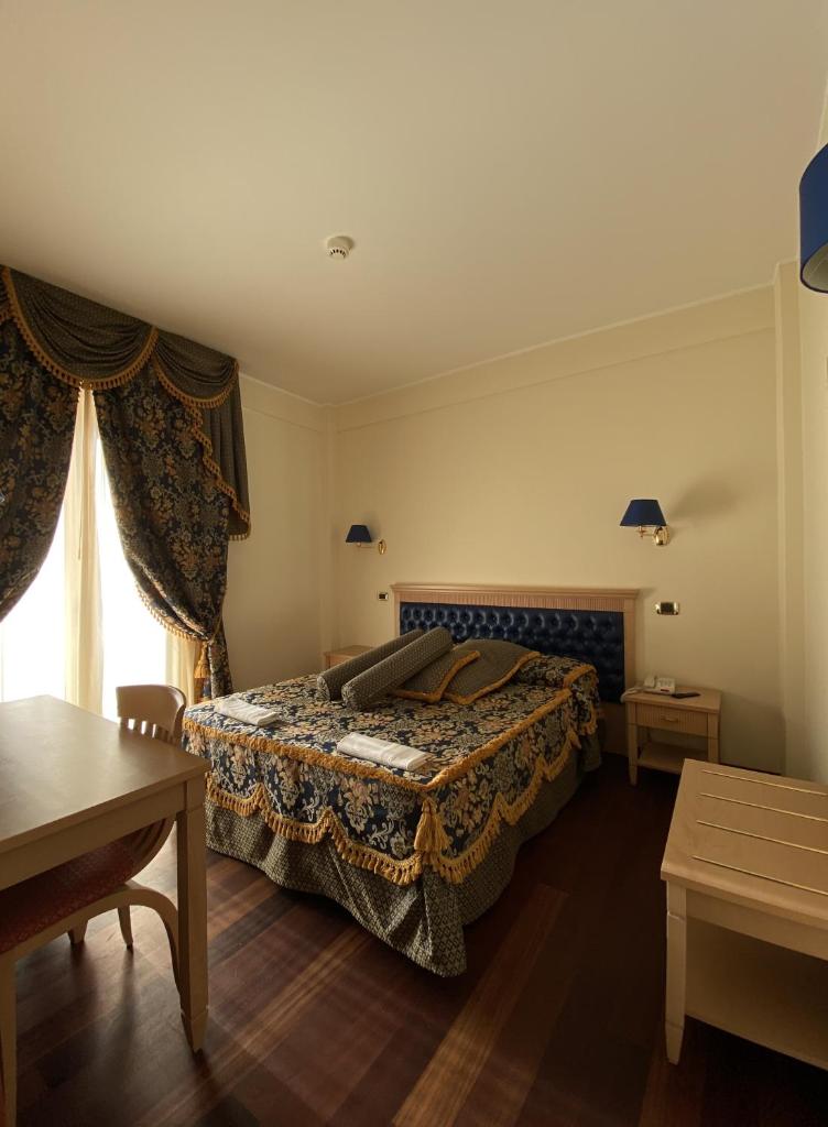 une chambre d'hôtel avec un lit et une fenêtre dans l'établissement HOTEL CONCORDE, à SantʼEgidio alla Vibrata