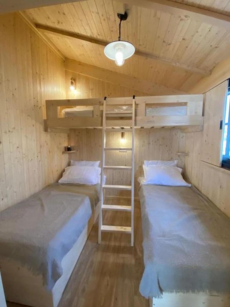 - 2 lits superposés dans une petite chambre avec plafond dans l'établissement Camping Le Gallo Romain, à Barbières