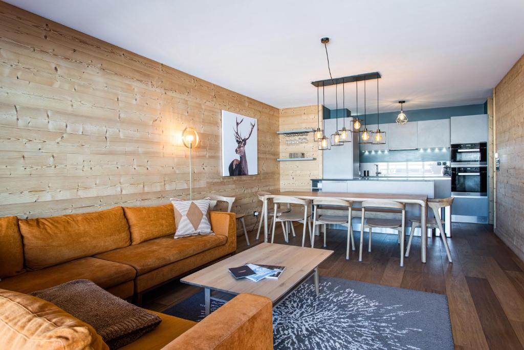 un salon avec un canapé et une table dans l'établissement Apartment Wapa Alpe d'Huez - by EMERALD STAY, à L'Alpe-d'Huez