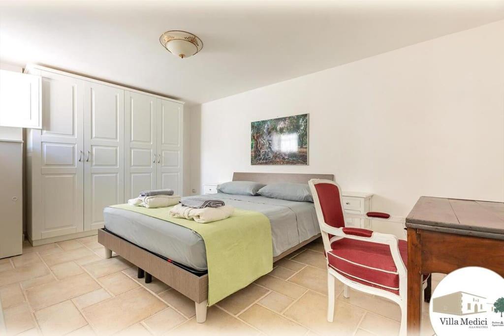 une chambre avec un lit et un bureau dans l'établissement /Historical City/ Villa Medici - Luxury, à Oria