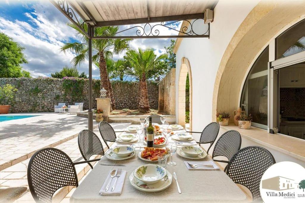 - une table avec des assiettes de nourriture sur une terrasse dans l'établissement /Historical City/ Villa Medici - Luxury, à Oria