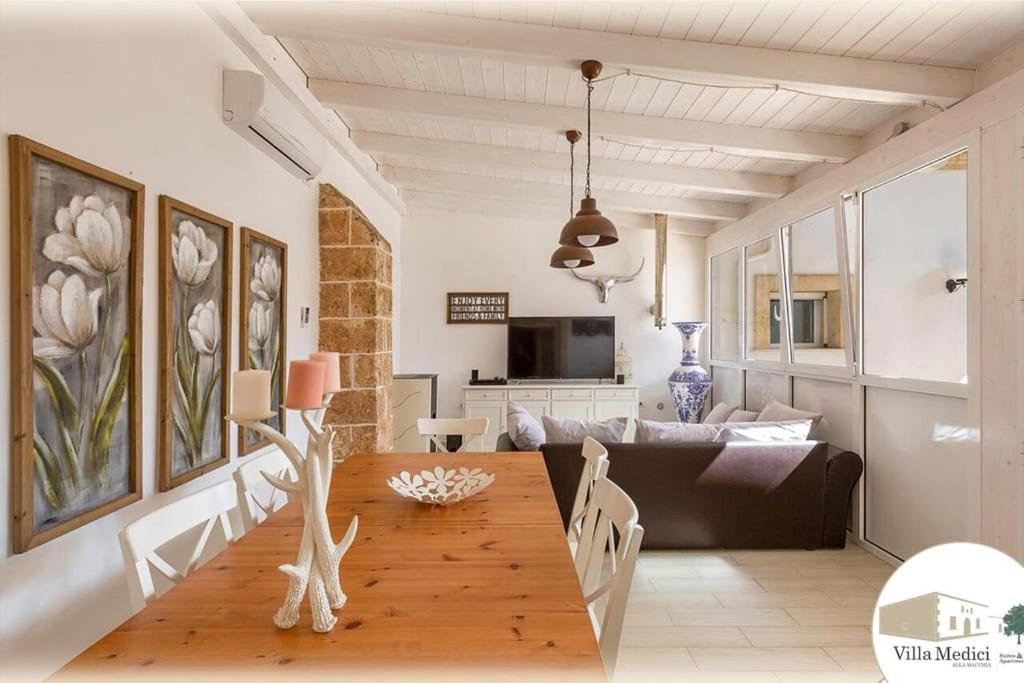 un salon avec une table et un canapé dans l'établissement /Historical City/ Villa Medici - Luxury, à Oria