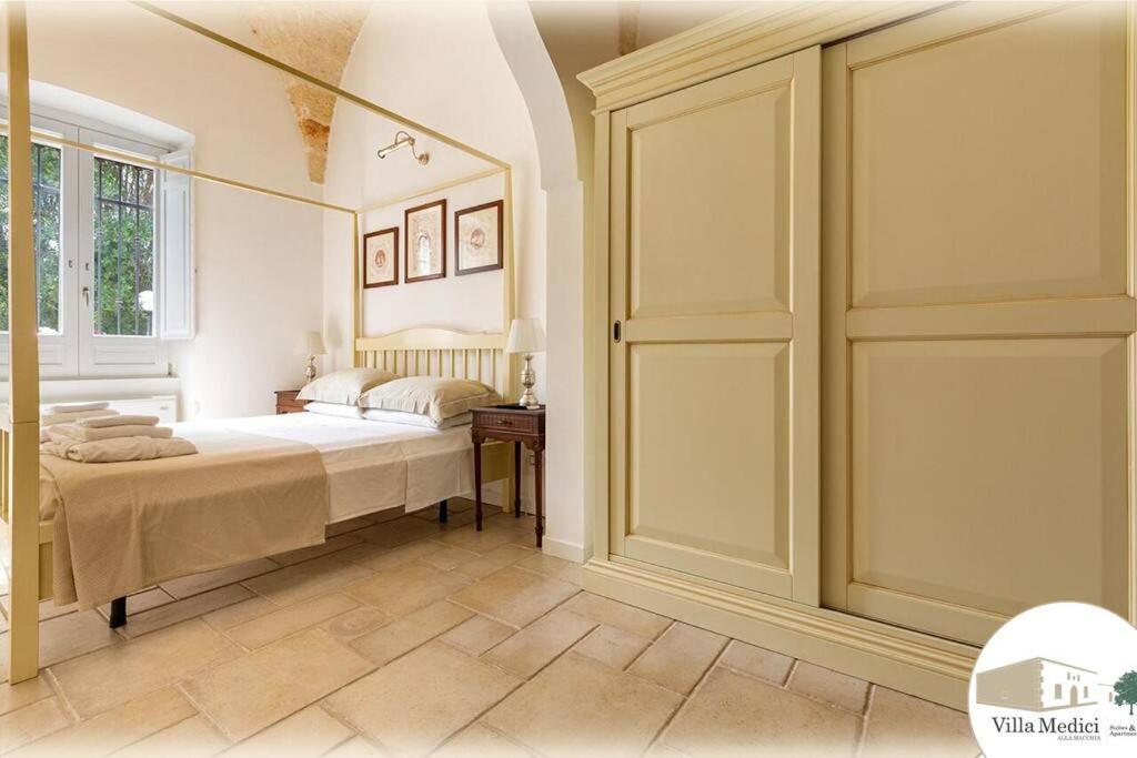 une chambre blanche avec un lit et une fenêtre dans l'établissement /Historical City/ Villa Medici - Luxury, à Oria