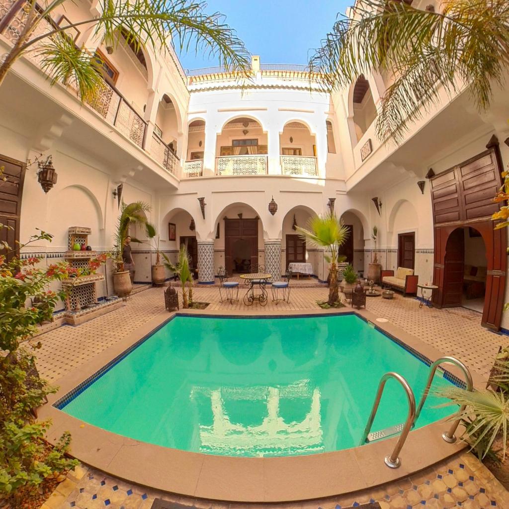 une cour avec piscine dans un immeuble dans l'établissement Riad Dar Moulay Ali, à Marrakech