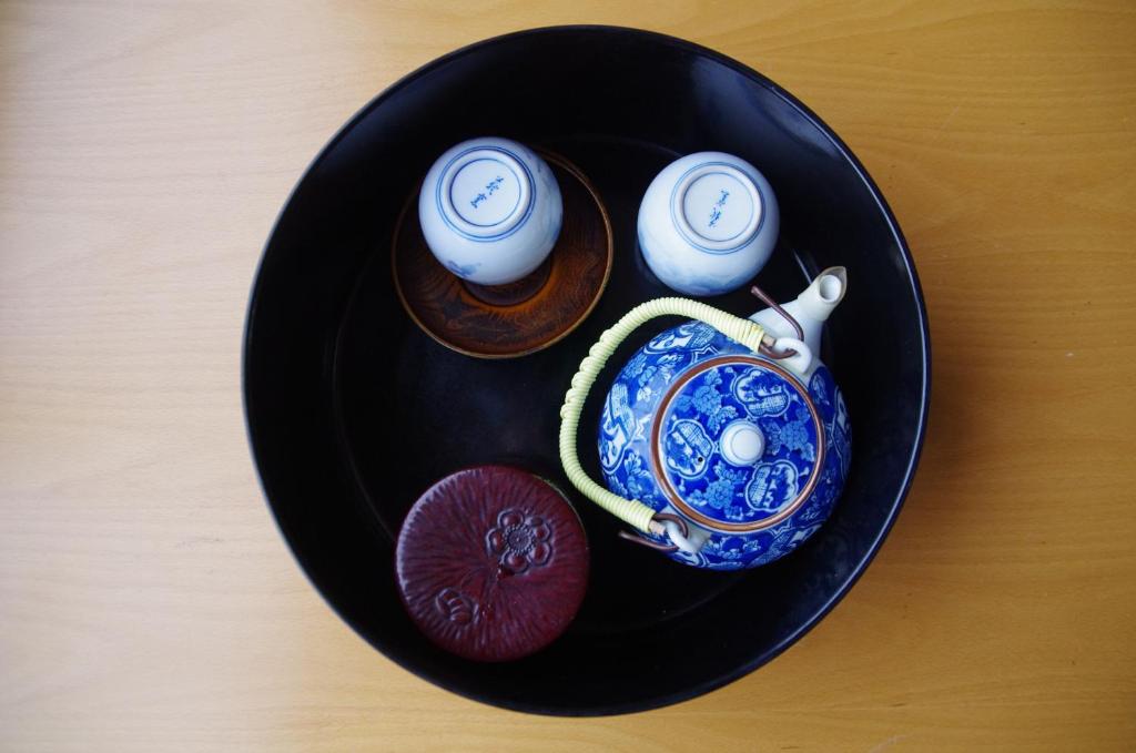 une plaque noire avec un objet bleu et blanc sur une table dans l'établissement Ryokan Takayama, à Takayama