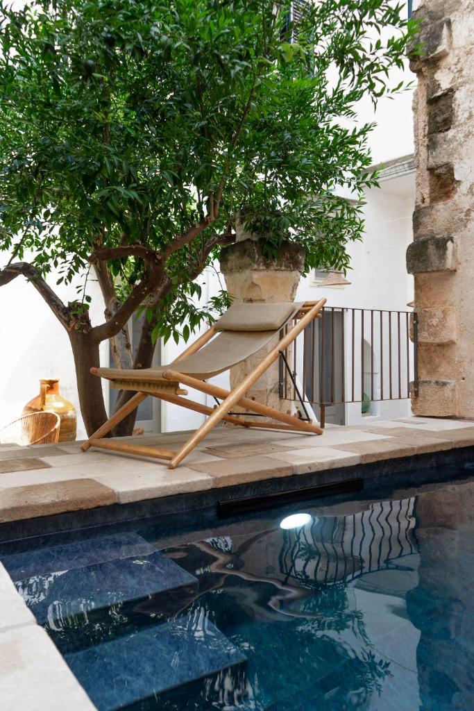 une chaise longue à côté de la piscine dans l'établissement Casa a Corte, Nardò, à Nardò