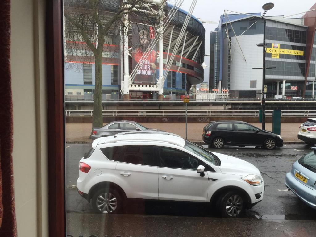 1 Fitzhamon Embankment APARTMENTS opposite Principality Stadium - LONG STAY OFFER 3