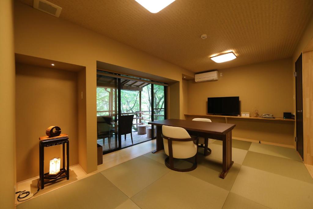 une salle à manger avec une table et une cheminée dans l'établissement Momijiya Annex, à Kyoto 37 autres photos
