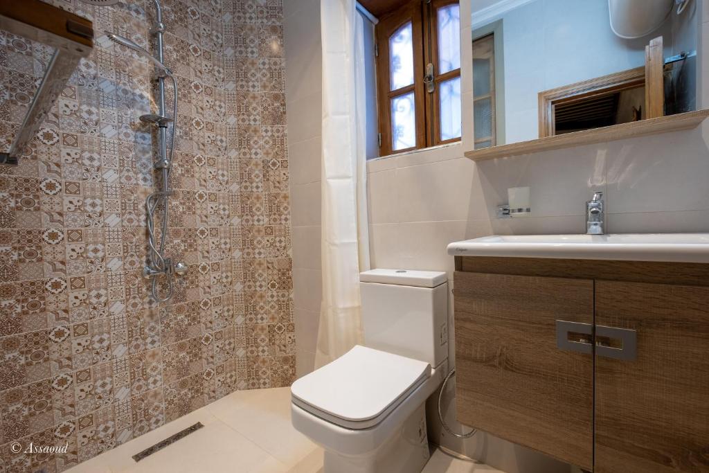 une salle de bain avec toilettes, lavabo et douche dans l'établissement Riad Bin Souaki, à Chefchaouen