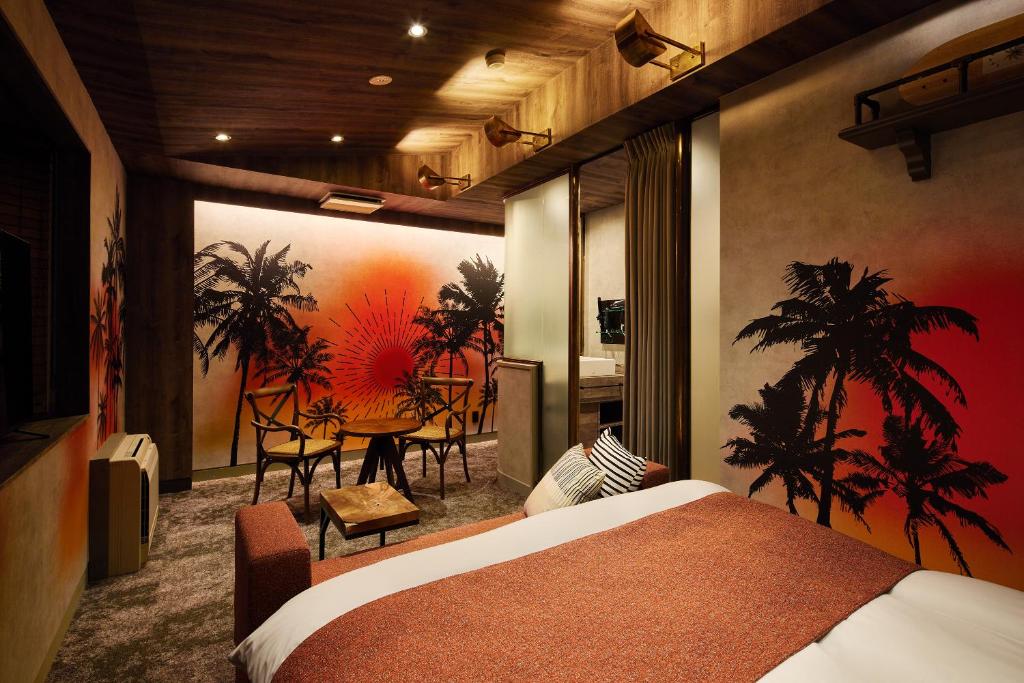 une chambre d'hôtel avec un lit, une table et des chaises dans l'établissement 袖ヶ浦c COAST HIKE HOTEL, à Sodegaura