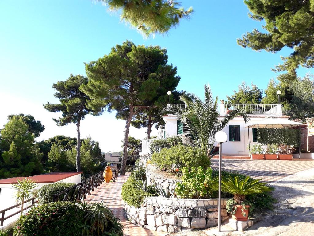une maison avec beaucoup de plantes et d'arbres dans l'établissement Residence Maresol, à Vieste
