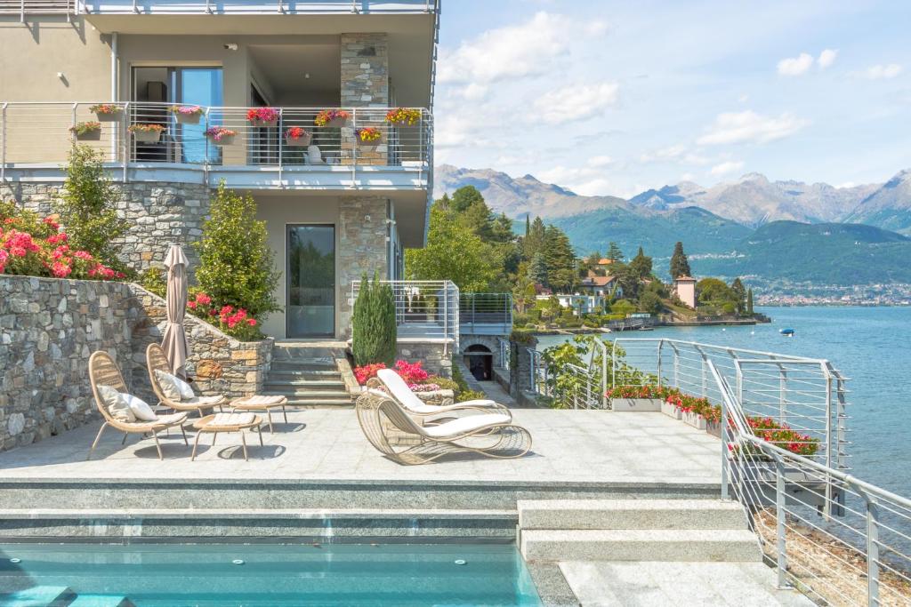 une maison avec une piscine à côté de l'eau dans l'établissement Villa Del Sasso - Cremia, à Cremia