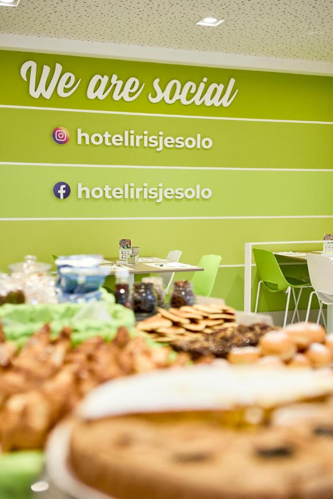 un panneau indiquant que nous sommes sociaux avec des pâtisseries sur une table dans l'établissement Hotel Iris Jesolo, à Lido di Jesolo