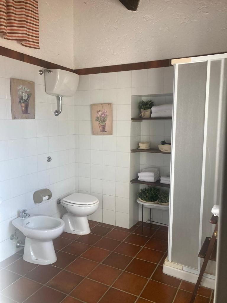 une salle de bain avec toilettes et lavabo dans l'établissement La Corte de I Casali del Troscio, à Capalbio