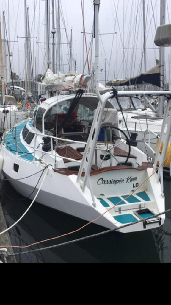 un bateau blanc est amarré dans un port dans l'établissement Cassiopee, à Lorient