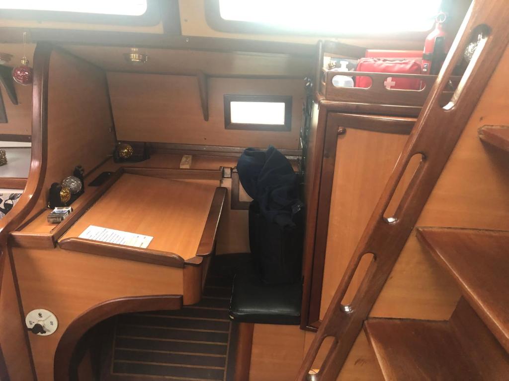 Cette petite chambre comprend une table et un bureau. dans l'établissement Cassiopee, à Lorient