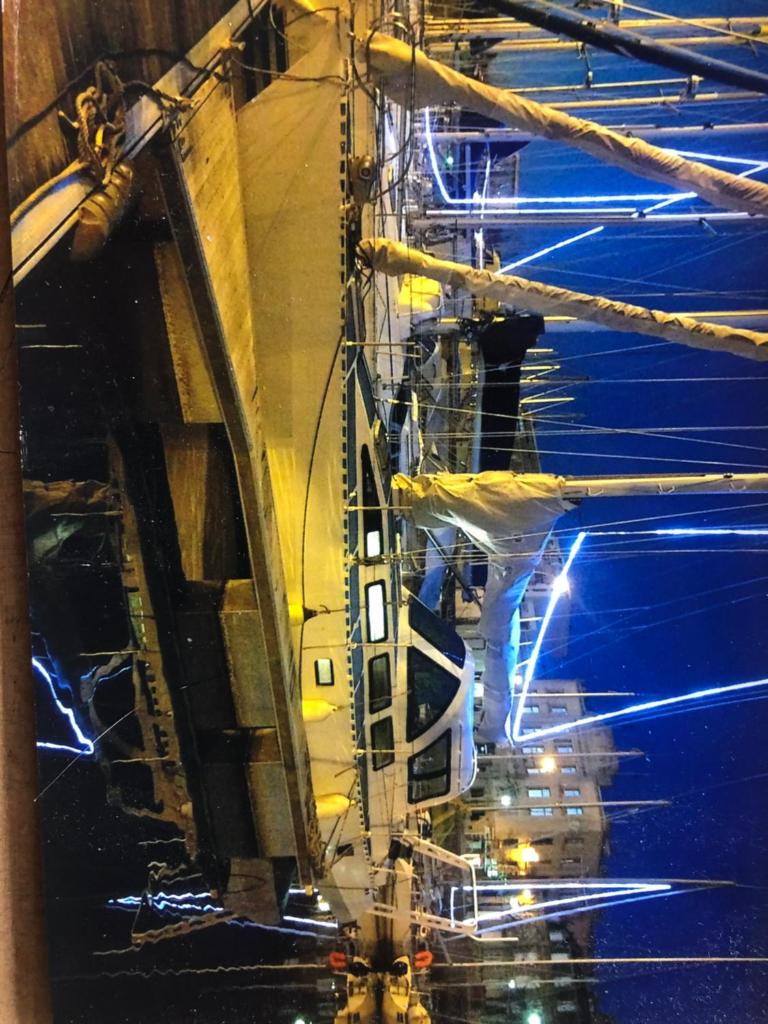 un homme debout sur une grue dans un bâtiment dans l'établissement Cassiopee, à Lorient