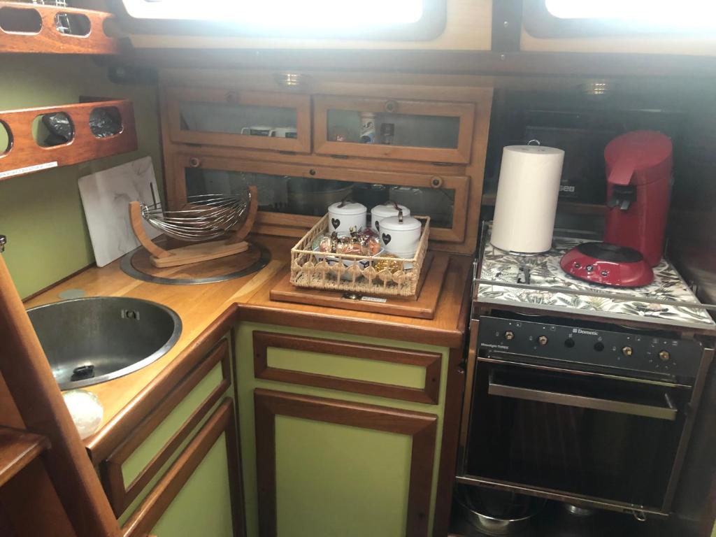 une petite cuisine avec un évier et une cuisinière dans l'établissement Cassiopee, à Lorient