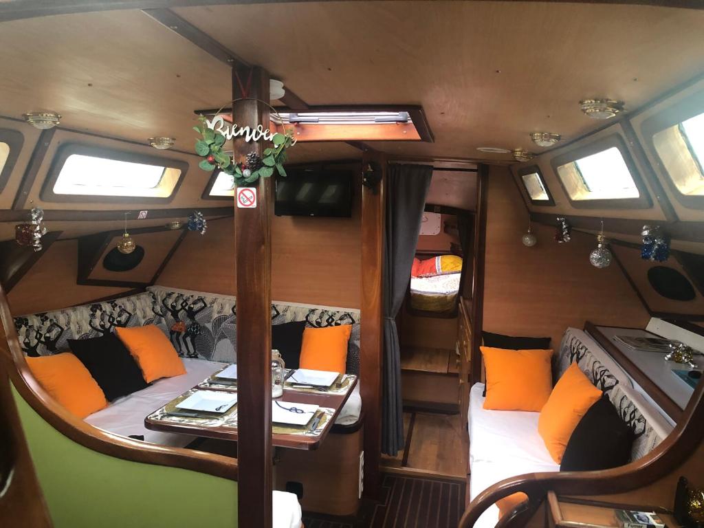 - une vue sur l'intérieur d'une salle de train avec une table dans l'établissement Cassiopee, à Lorient