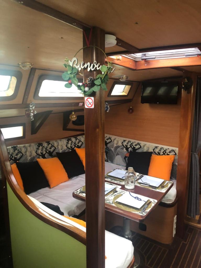 une chambre avec un lit et une table sur un train dans l'établissement Cassiopee, à Lorient