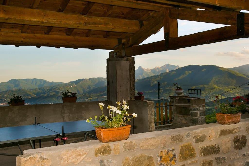 - un balcon offrant une vue sur les montagnes dans l'établissement Agriturismo dal nonno Merico, à Corfino 6 autres photos
