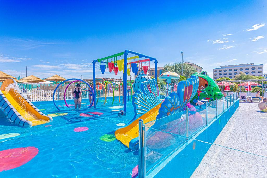 un grand parc aquatique avec un toboggan aquatique dans l'établissement Hotel Rio Beach & Breakfast, à Cesenatico