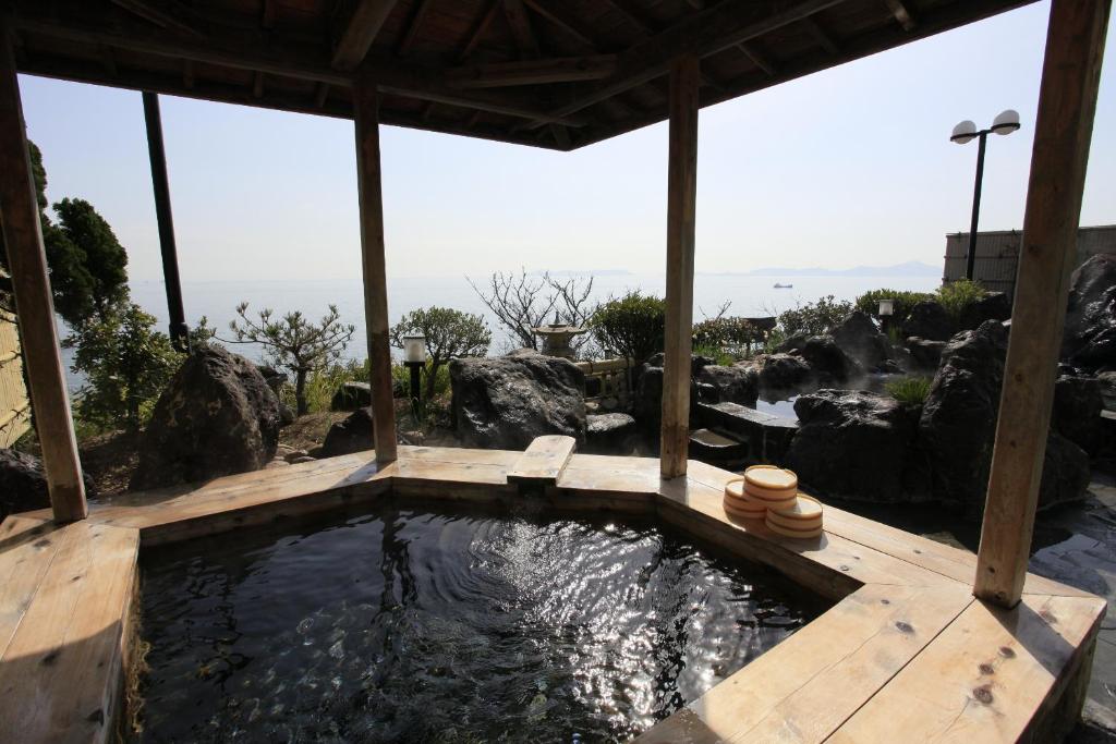 - une piscine d'eau sur une terrasse en bois avec un patio dans l'établissement Donkairo, à Ako