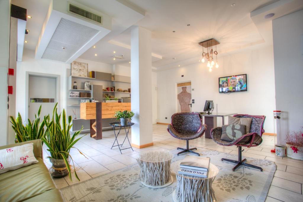 un salon avec deux chaises et une table dans l'établissement D-Place Hotel & Suite, à Riccione
