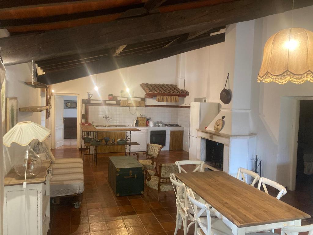 une cuisine et une salle à manger avec une table et des chaises dans l'établissement La Corte de I Casali del Troscio, à Capalbio