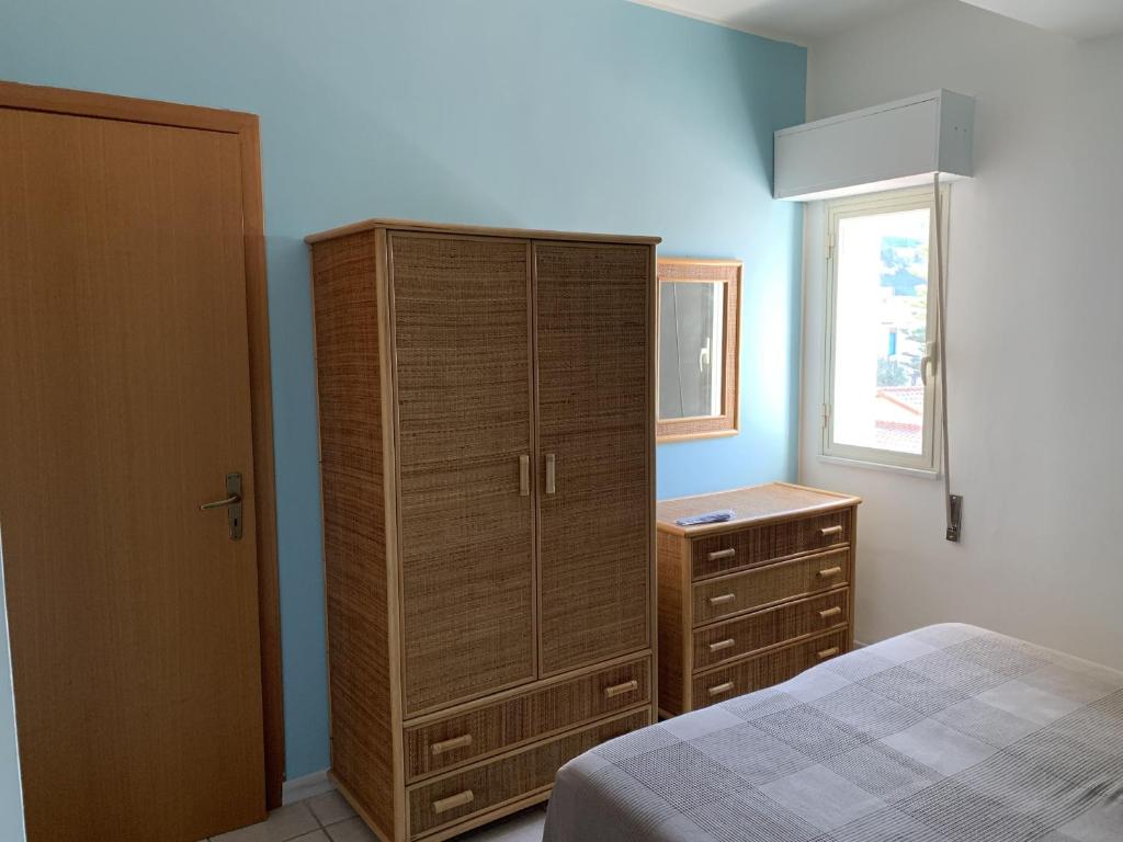une chambre avec une grande armoire en bois et une commode dans l'établissement Hotel Il Triangolo, à Agnone Bagni