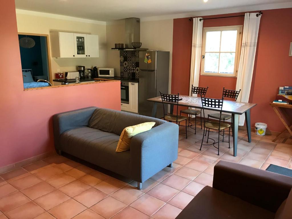 un salon avec un canapé et une table dans l'établissement Le Mas Mérindol Gîte Ventoux, à Loriol-du-Comtat