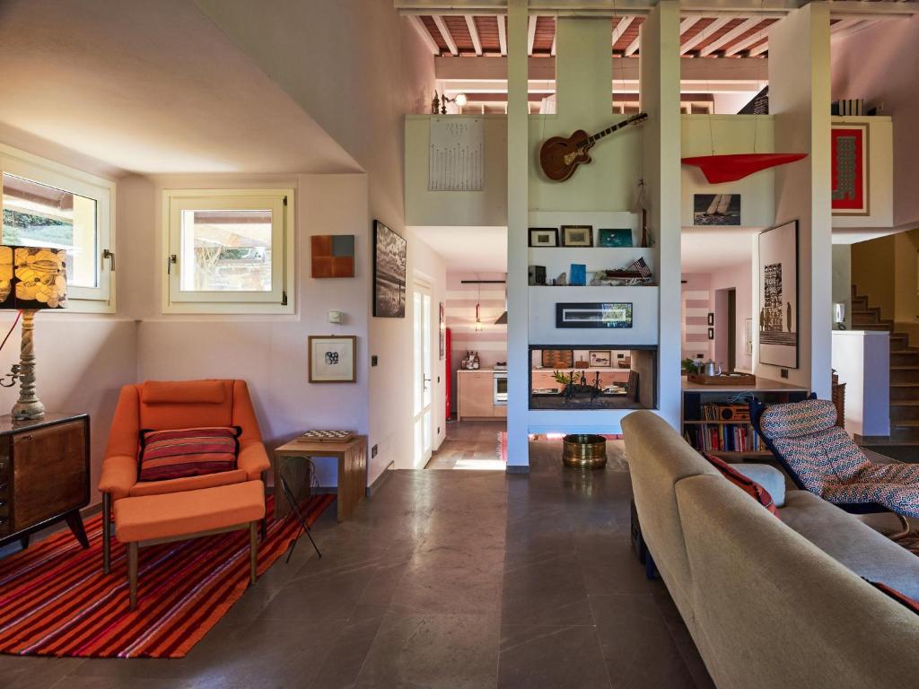 - un salon avec un canapé, des chaises et une cheminée dans l'établissement Villa Villa Ulivo by Interhome, à Griante Cadenabbia 53 autres photos