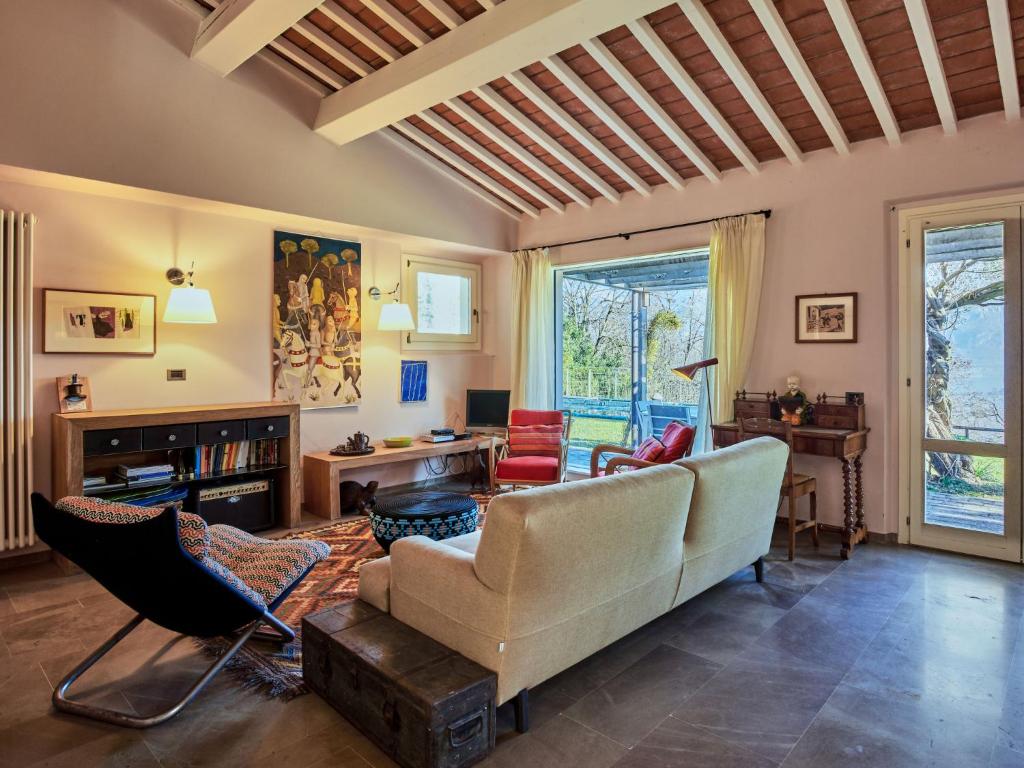 un salon avec un canapé et des chaises dans l'établissement Villa Villa Ulivo by Interhome, à Griante Cadenabbia