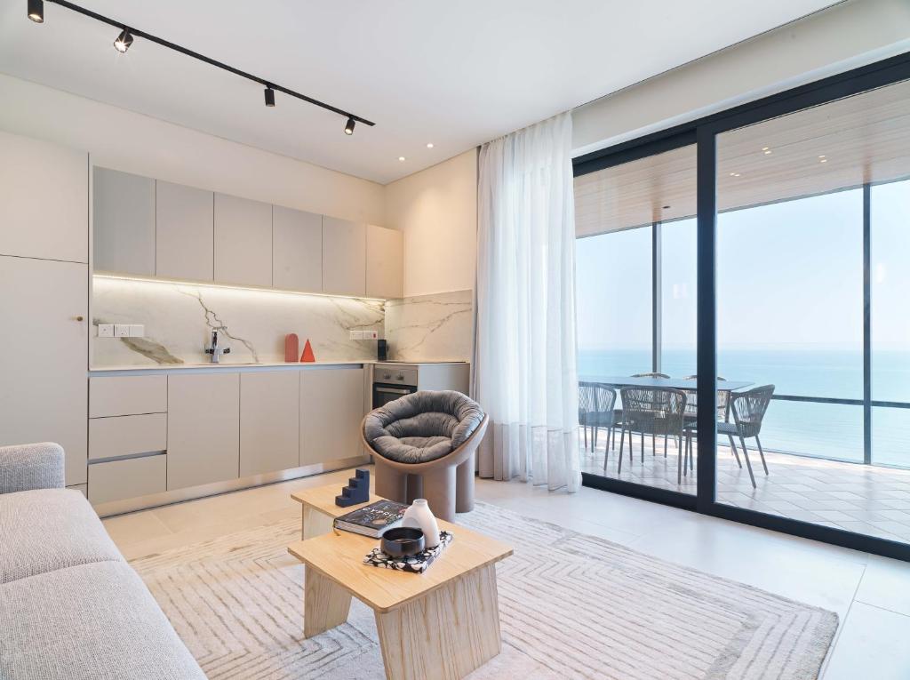 LIV Mackenzie Beach Suites Larnaca ADULTS ONLY 5