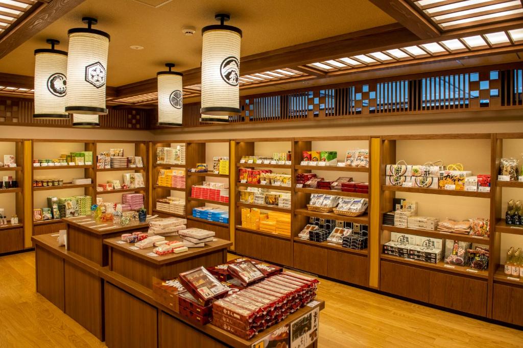 une épicerie avec de nombreux produits exposés dans l'établissement Onyado Shikishima-kan, à Kotohira 37 autres photos