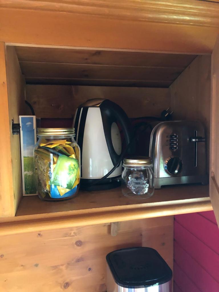 un appareil de cuisine assis sur une étagère en bois dans l'établissement ROULOTTE CAPUCINE, à Ablon