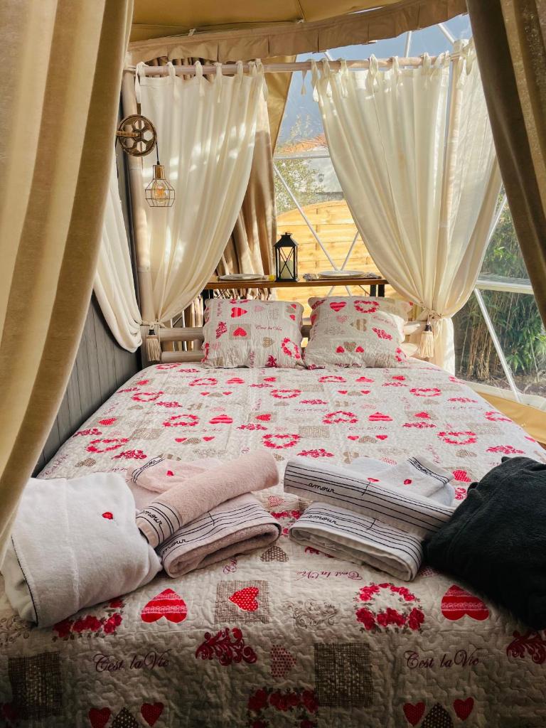 - un lit avec des couvertures, des oreillers et une fenêtre dans l'établissement La bulle des coucous, à Saint-Hilaire-de-Riez 50 autres photos