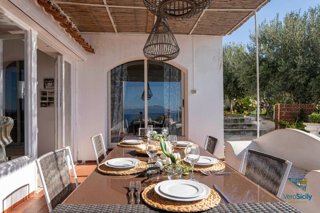 une salle à manger avec une table et des chaises dans l'établissement Villa Giacona Venuti, à Terrasini