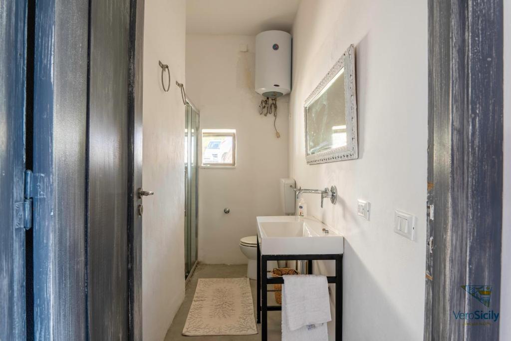 une petite salle de bain avec un lavabo et des toilettes dans l'établissement Villa Giacona Venuti, à Terrasini