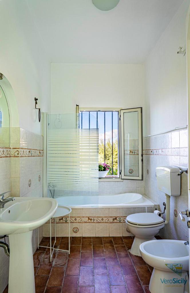 une salle de bain avec une baignoire, des toilettes et un lavabo dans l'établissement Villa Giacona Venuti, à Terrasini 53 autres photos