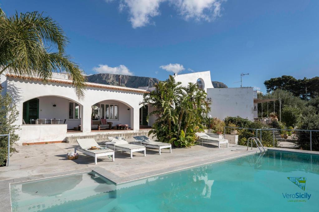 une villa avec piscine et une maison dans l'établissement Villa Giacona Venuti, à Terrasini