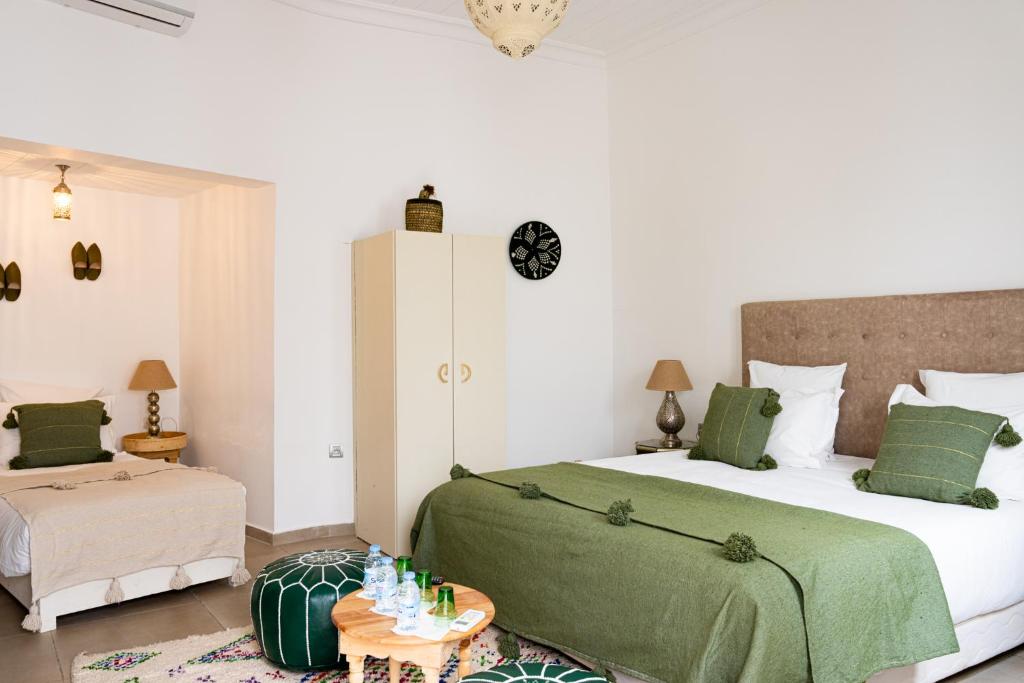 Un ou plusieurs lits dans un hébergement de l'établissement Riad Dar Blanche & Spa