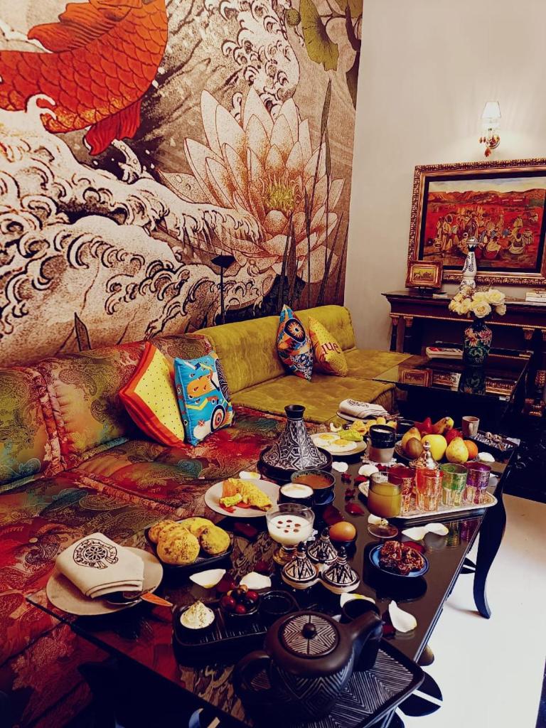 une table remplie de nourriture sur un canapé dans l'établissement Dar Chrifa, à Rabat 32 autres photos