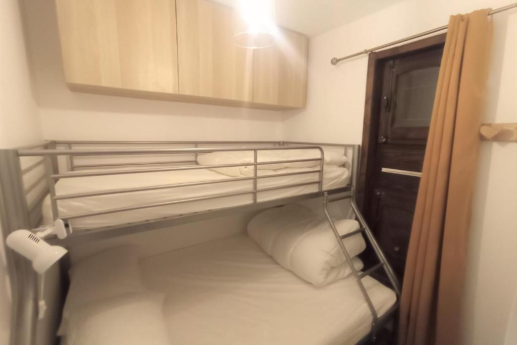 une petite pièce avec deux lits superposés dans l'établissement LUMINEUX 30 m avec BALCON- CENTRE VILLAGE, au Monêtier-les-Bains 6 autres photos